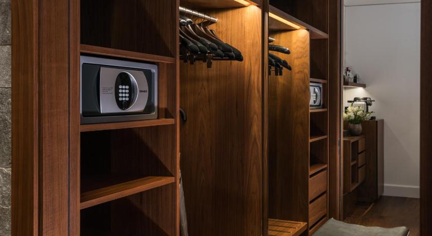 Image of Contemporary Deluxe Room 10