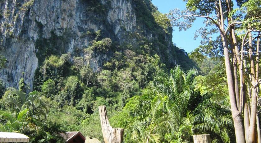 Phanom Bencha Mountain Resort photo