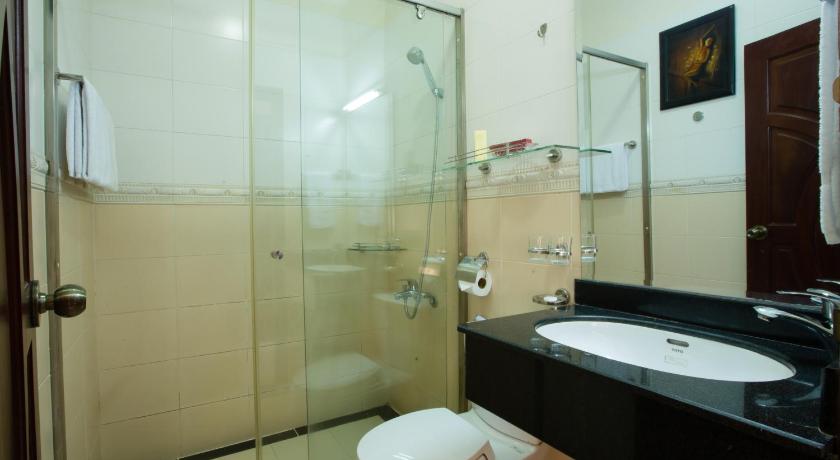 a bathroom with a toilet, sink, and bathtub, Hoa De Nhat Hotel in Ho Chi Minh City