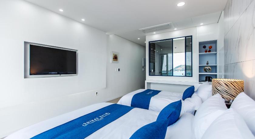 Image of Deluxe Twin 8