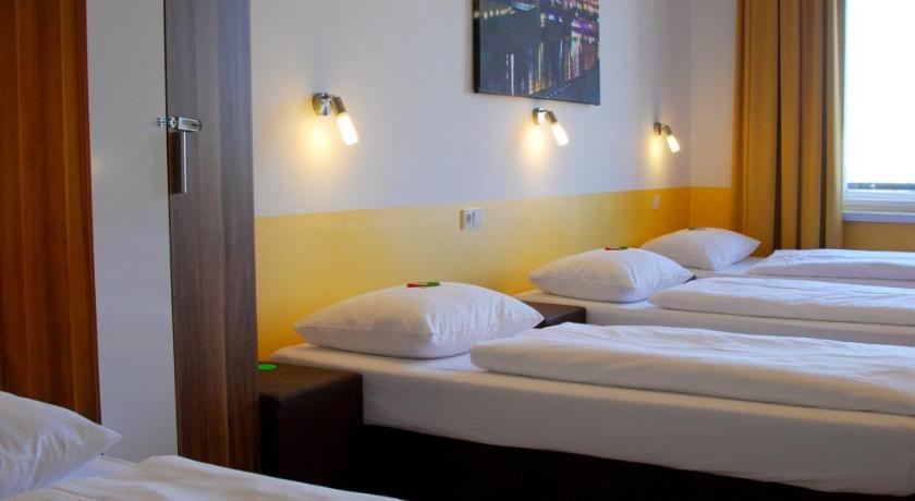 Image of 1 Person in 6-Bed Dormitory with Shared Bathroom and without Air Conditioning - Mixed 12