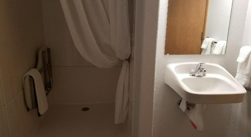 Howard's Motel photo