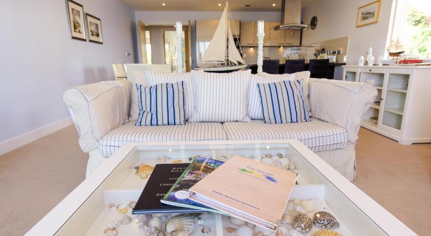 Image of Superior Three-Bedroom Apartment with Sea View 16