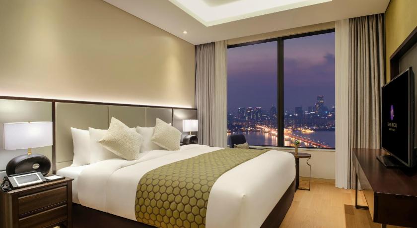 Image of deluxe suite 1 bedroom with 1 king bed 3