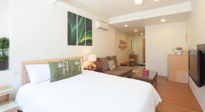 a hotel room with a bed and a television, Happiness Yes Hostel II in Yilan