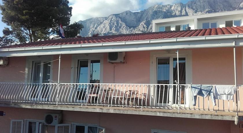 Apartmani Jela — Hotel in Makarska