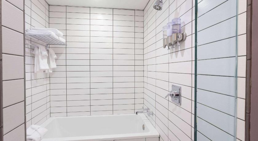 Deluxe szoba queen-méretű ággyal – nemdohányzó (1 Queen Bed Deluxe Room Non-Smoking) fotója 6