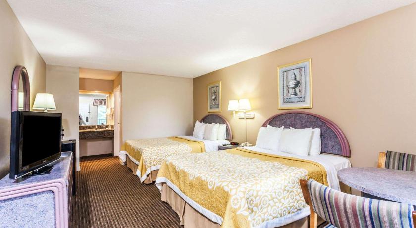 a hotel room with two beds and a television, Days Inn by Wyndham Franklin Nashville in Franklin (TN)