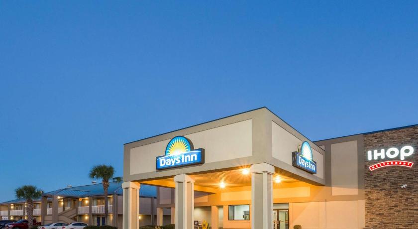 hotels around adel ga