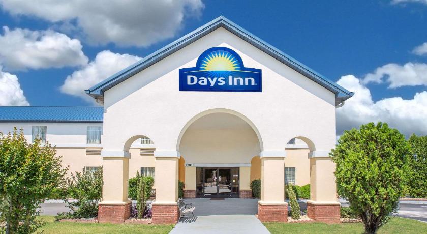 a large building with a sign on the front of it, Days Inn by Wyndham Lincoln in Lincoln (AL)
