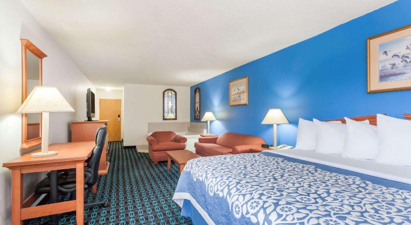 Days Inn & Suites by Wyndham Cambridge