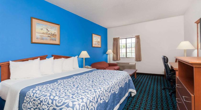 Days Inn & Suites by Wyndham Cambridge