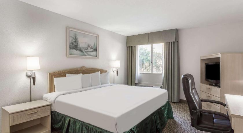 Days Hotel by Wyndham Peoria Glendale Area