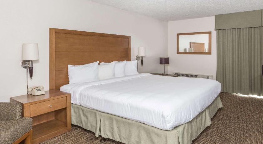 Days Hotel by Wyndham Peoria Glendale Area