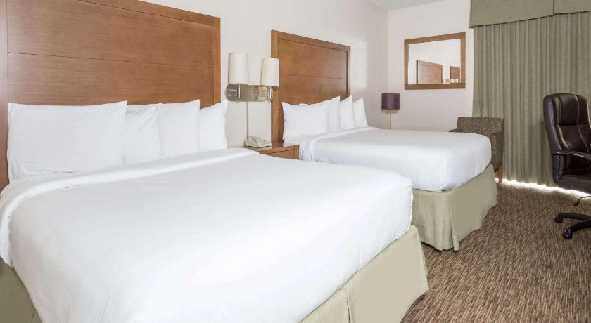 Days Hotel by Wyndham Peoria Glendale Area