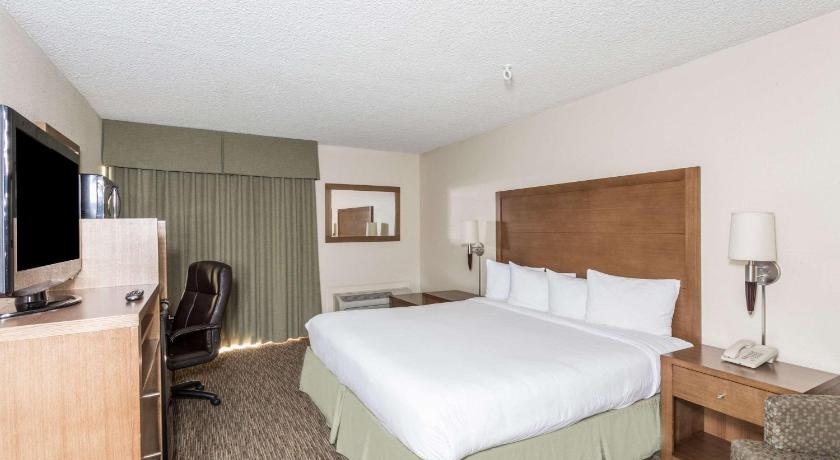 Days Hotel by Wyndham Peoria Glendale Area