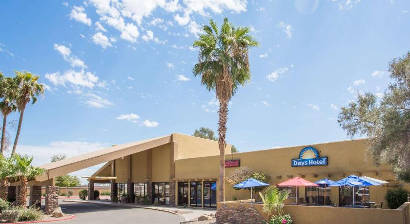 a beach with palm trees and palm trees, Days Hotel by Wyndham Peoria Glendale Area in Phoenix (AZ)