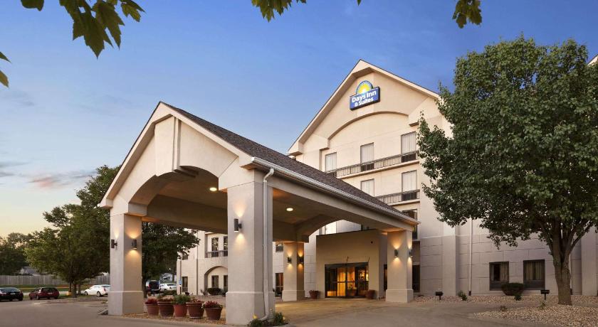 a large building with a clock on the front of it, Days Inn & Suites by Wyndham Cedar Rapids in Cedar Rapids (IA)