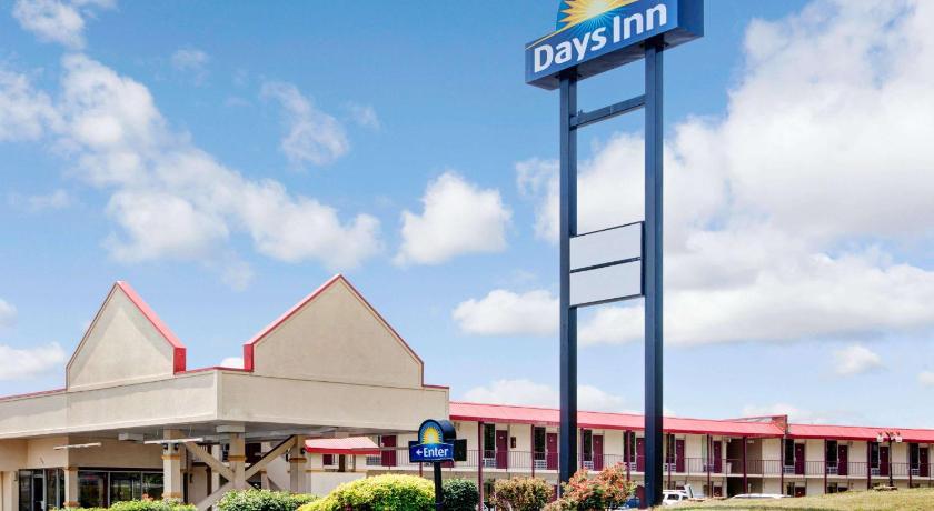 Days Inn by Wyndham Knoxville West photo