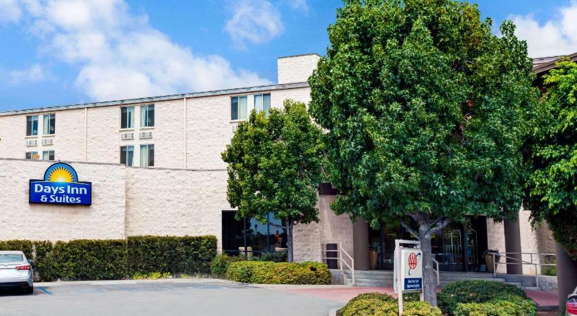 Days Inn & Suites by Wyndham Fullerton photo