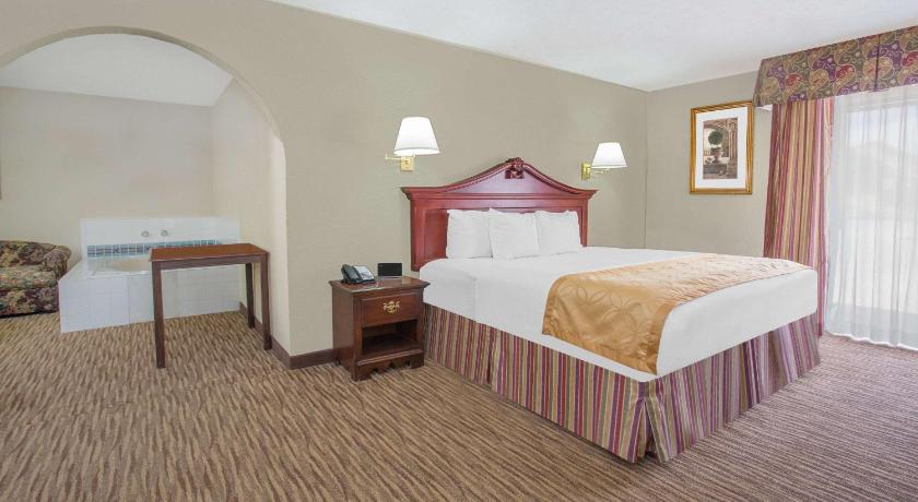 Days Inn & Suites by Wyndham Red Rock-Gallup