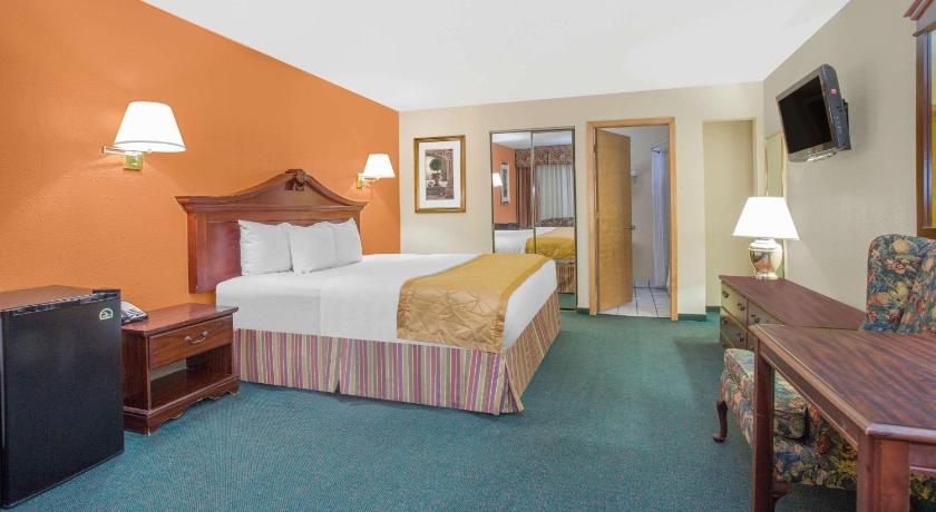 Days Inn & Suites by Wyndham Red Rock-Gallup