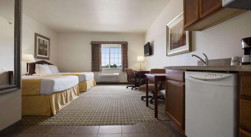 Days Inn & Suites by Wyndham Columbus NE