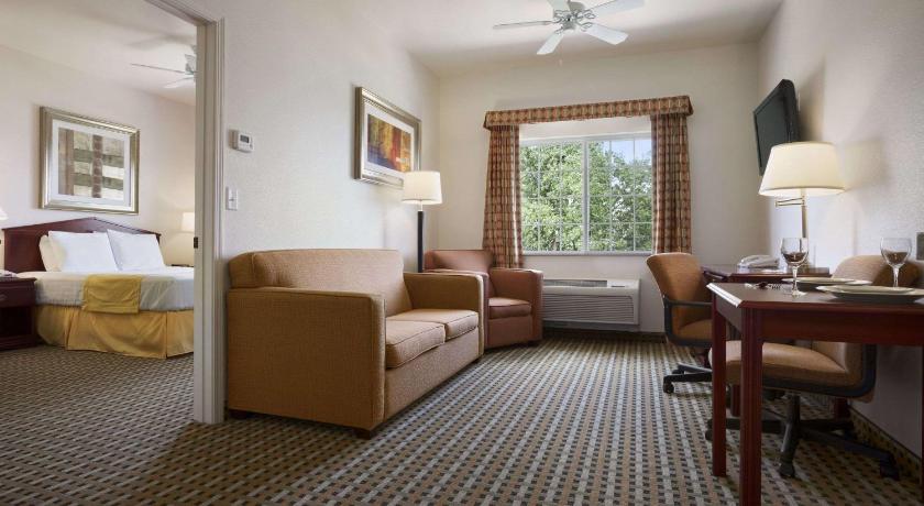 Days Inn & Suites by Wyndham Columbus NE