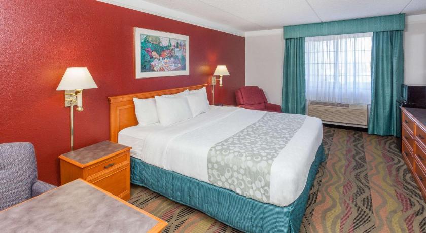 Days Inn & Suites by Wyndham Arlington Heights