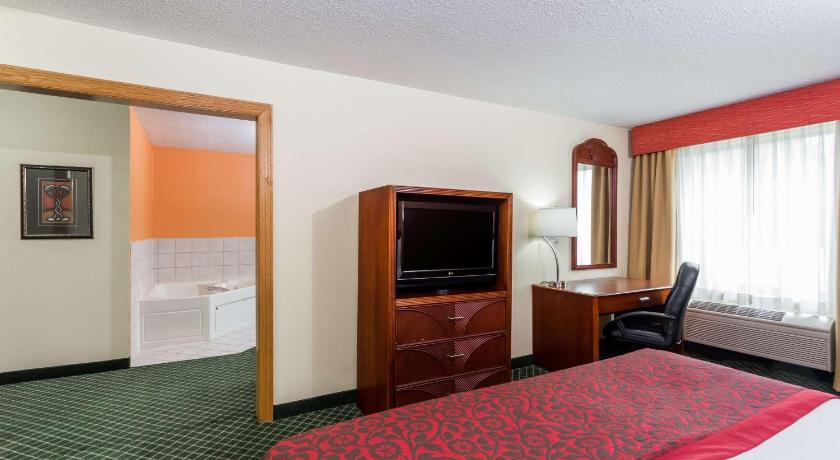 Days Inn & Suites by Wyndham Bloomington/Normal IL