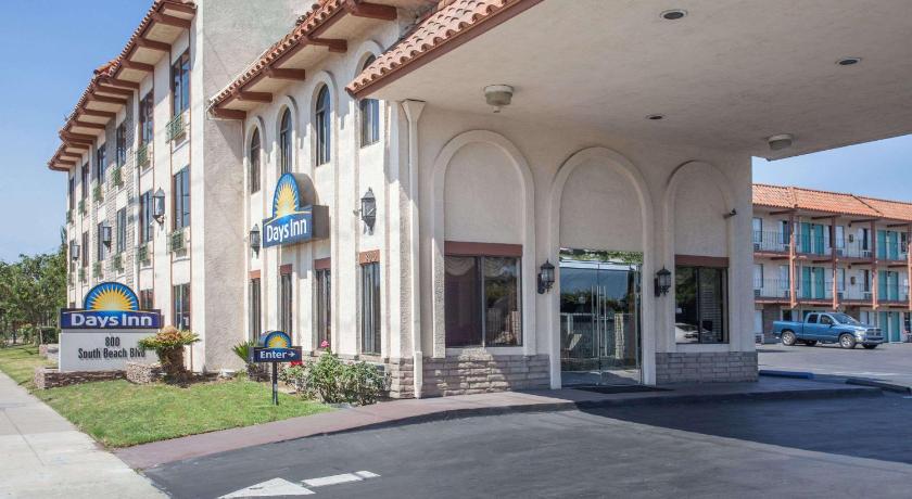a large building with a sign on the side of it, Days Inn by Wyndham Anaheim Near the Park in Los Angeles (CA)