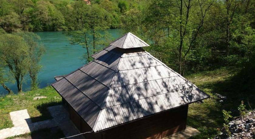 Brvnara na obali reke Drine — Hotel in Beserovina
