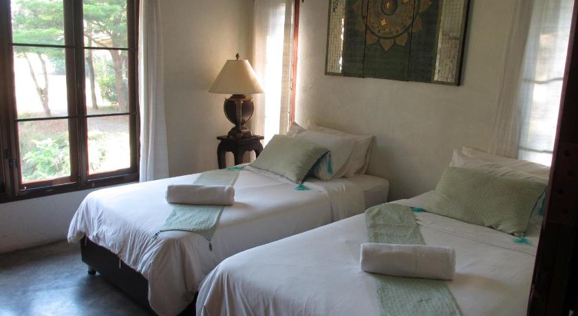 Image of Deluxe Double or Twin Room with Lake View 4