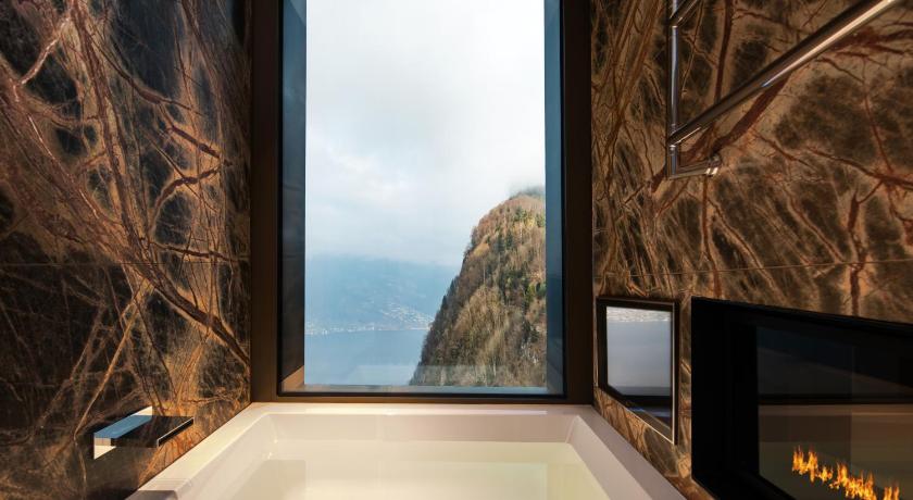 Image of Contemporary Lake View Bay Suite 6