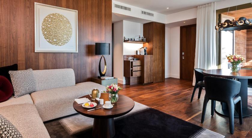Image of Contemporary Lake View Spa Suite 8