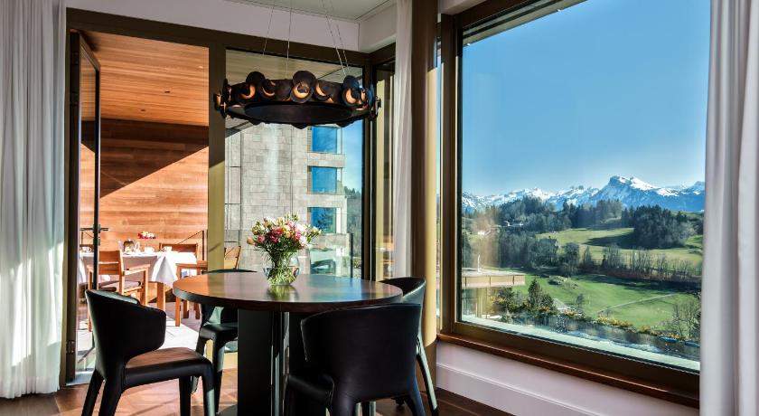 Image of Contemporary Lake View Spa Suite 9