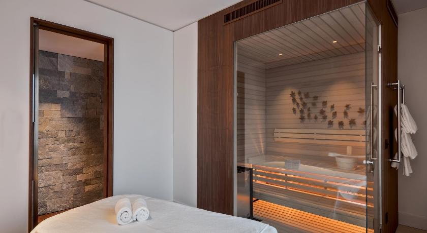 Image of Contemporary Lake View Spa Suite 10