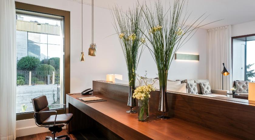 Image of Contemporary Lake View Panorama Suite 8