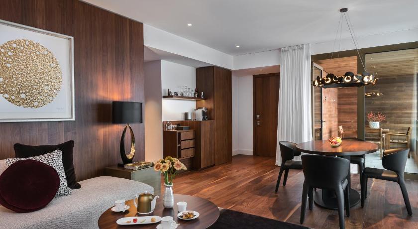 Image of Contemporary Lake View Panorama Suite 1