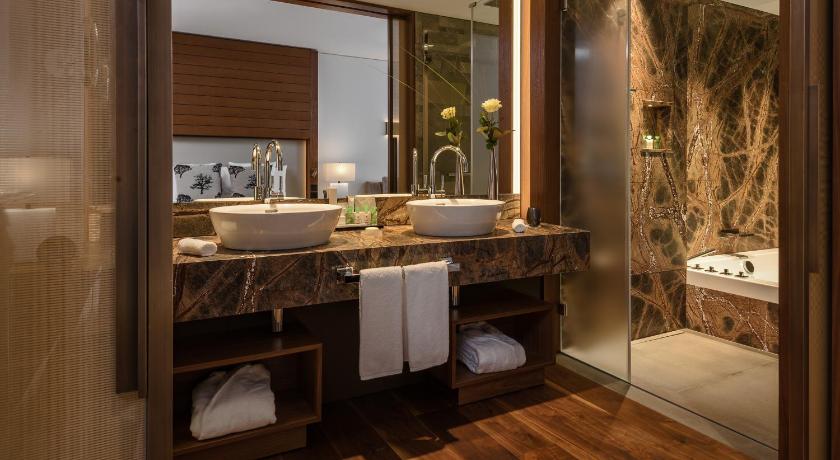 Image of Contemporary Lake View Bay Suite 7