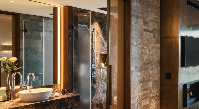 Image of Contemporary Lake View Bay Suite 9