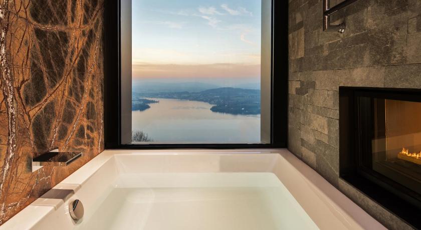 Image of Contemporary Lake View Bay Suite 2
