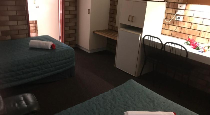 Miles Outback Motel photo