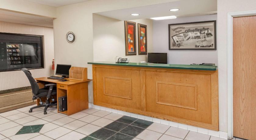 Super 8 By Wyndham Huntington photo