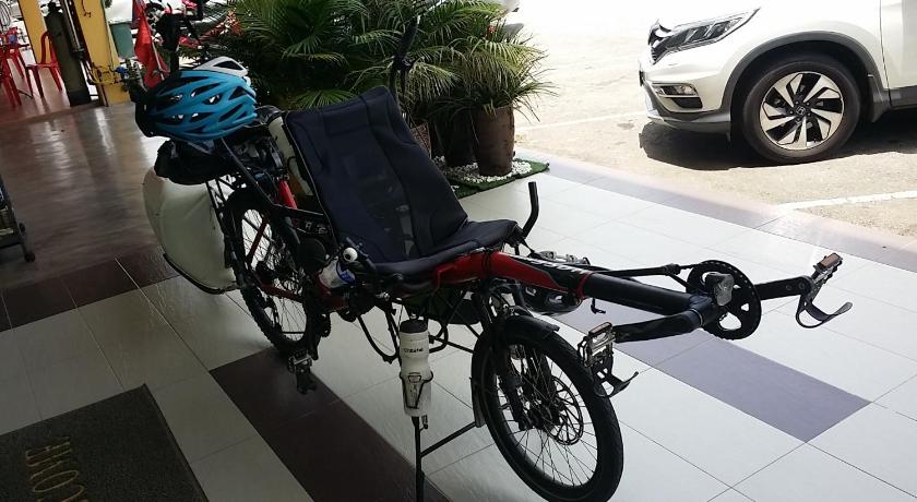 a bike with a basket attached to it on a sidewalk, Mass Hotel in Temerloh
