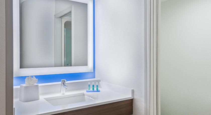 a bathroom with a sink and a mirror, Holiday Inn Express & Suites - Nearest Universal Orlando in Orlando (FL)