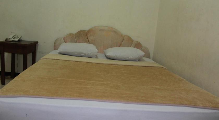 チェプ Hotel Ronggolawe 1つ星 ホテル レストラン