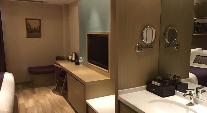 Image of Business King Bed 17