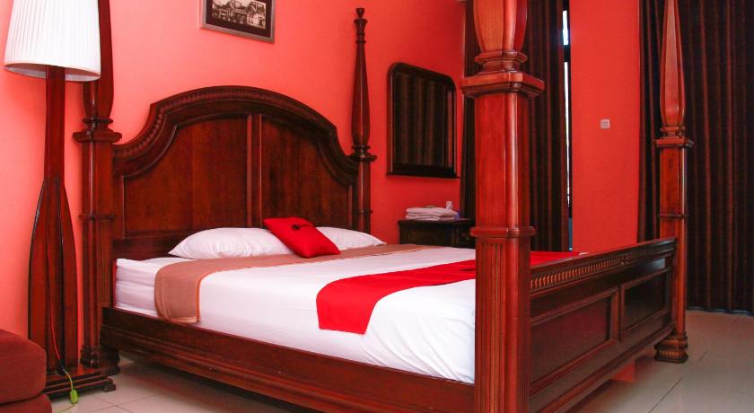 a bedroom with a bed and a lamp, RedDoorz @ Sersan Bajuri in Bandung