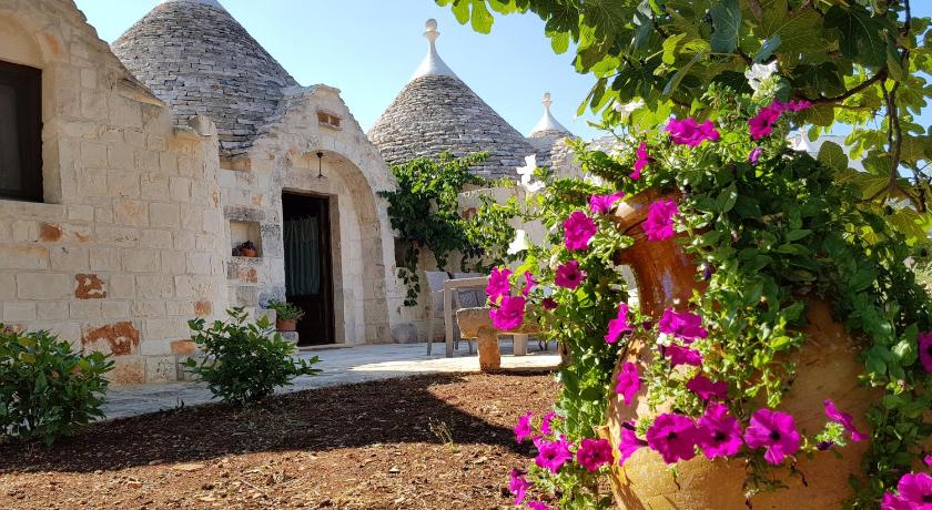 Almapetra Trulli Resort — Hotel in Locorotondo